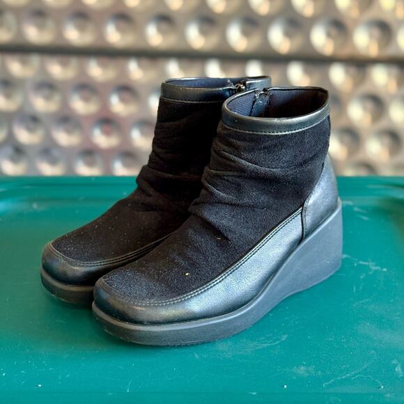 Women's Low Top Black Boots Size 7 - Picture 1 of 4